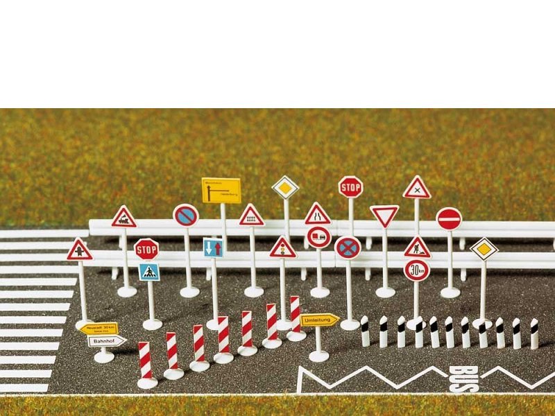 Noch Fahrbahn Straße Verkehrszeichen Schilder Leitplanken